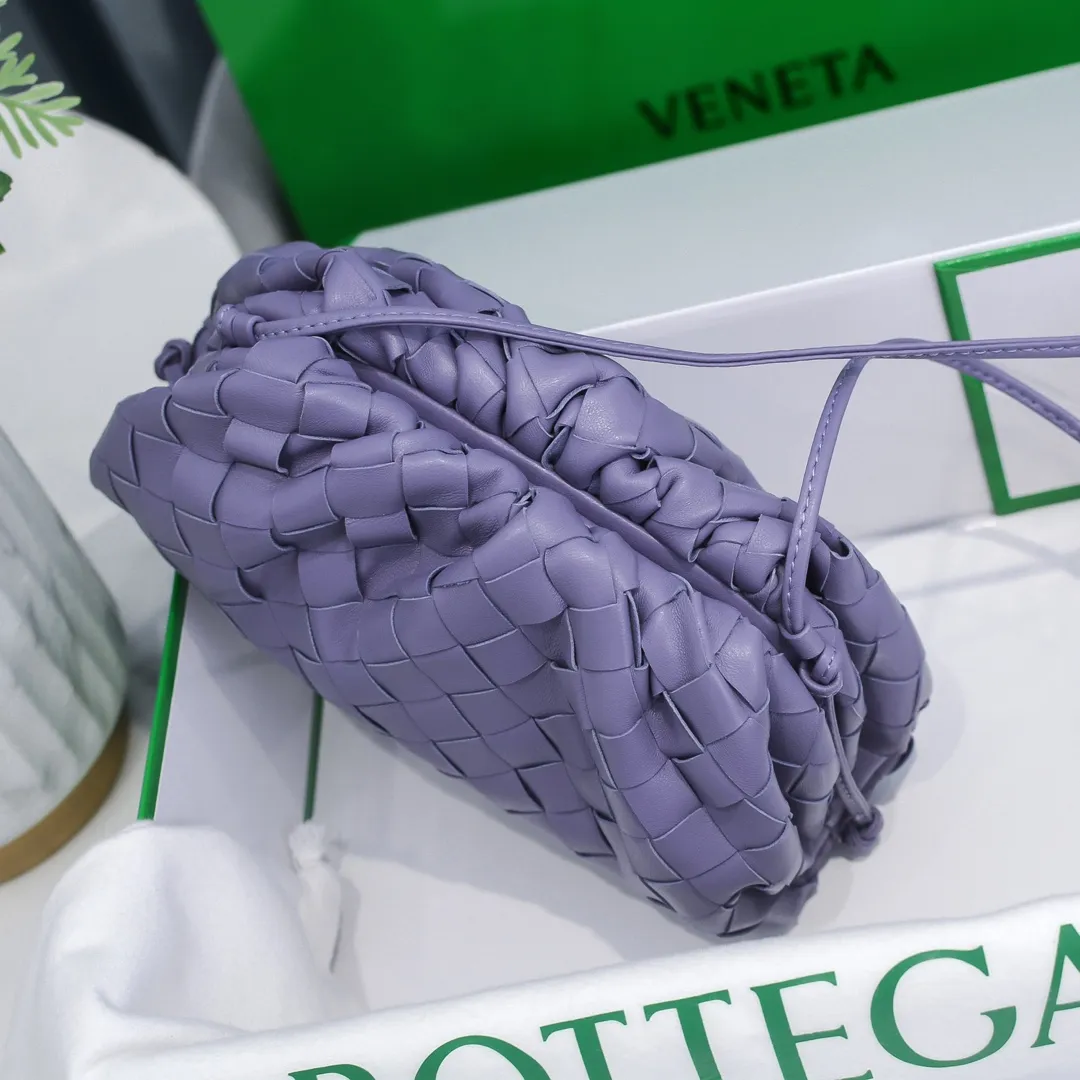 Batch 1260 large grid weaving The pouch cloud bag is the first series designed by former Celine designer Daniel Lee after joining BV. The upper body is extremely ecstatic ~ fashionable and classy ~ elegant and concise, lazy and intellectual size: 23*13*8 [Little Cloud Rough Weave#]